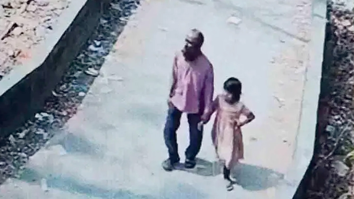 বাবার সঙ্গে বিরোধের ‘বলি’ শিশু ইরা মনি