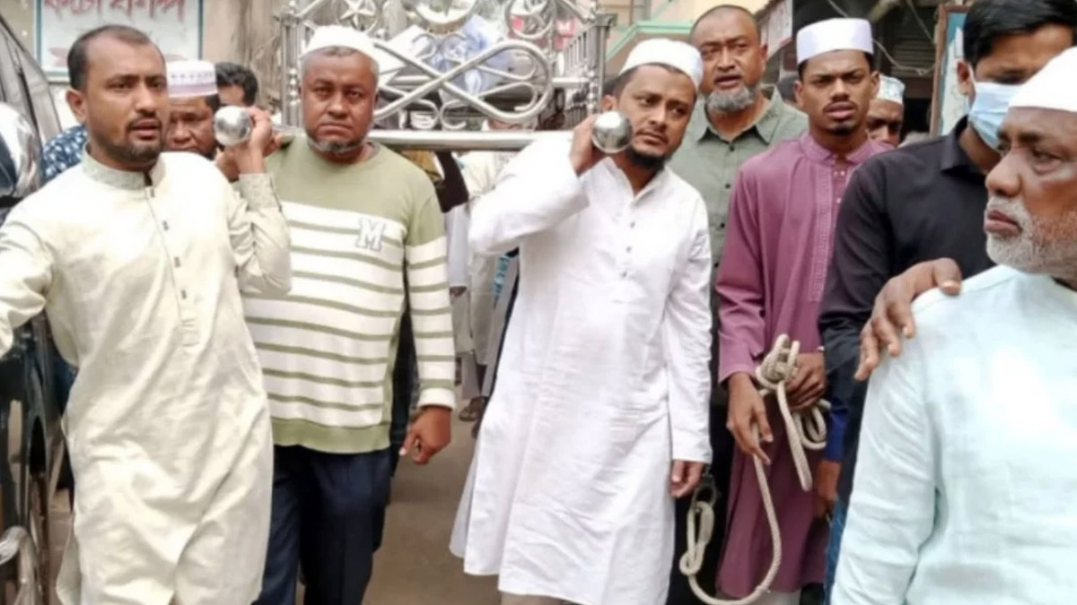 হাতকড়া পরেই বাবার জানাজায় যুবলীগ নেতা, বললেন—‘আমি হতভাগ্য ছেলে’