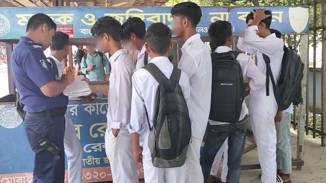 স্কুল ফাঁকি দিয়ে ট্রেনের ছাদে ভ্রমণ, ভৈরবে ৯ শিক্ষার্থী আটক