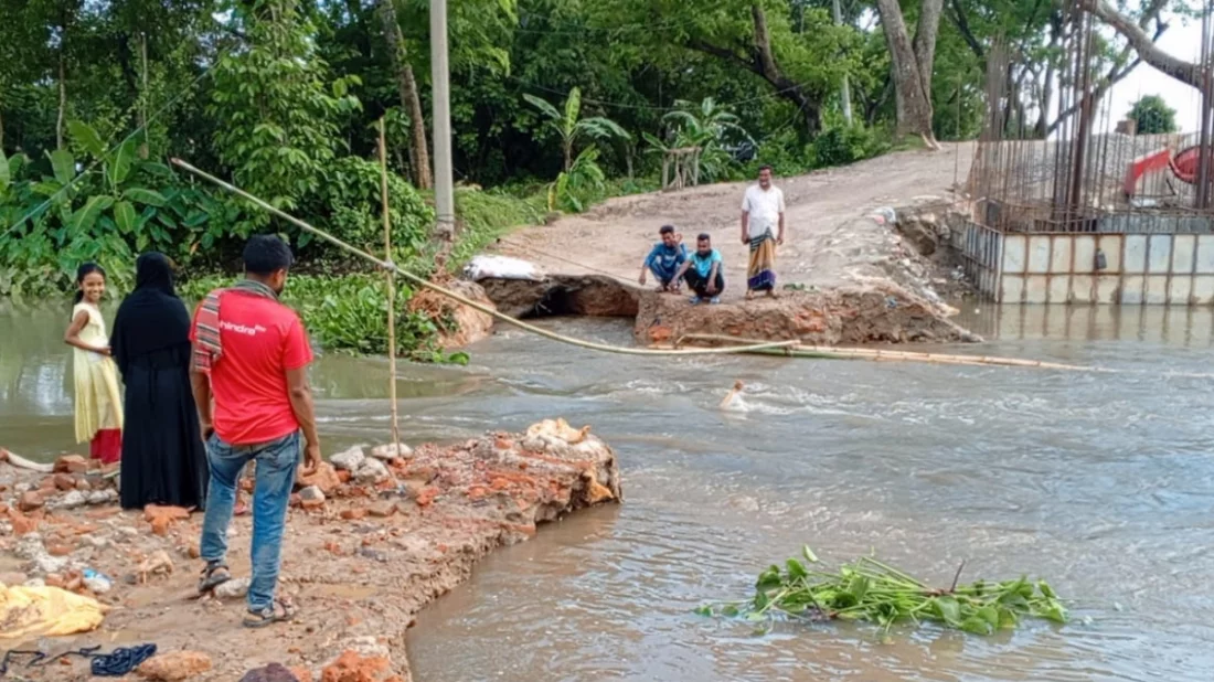 আখাউড়ায় পাহাড়ি ঢলে ভেঙে পড়লো সড়ক, যান চলাচল বন্ধ