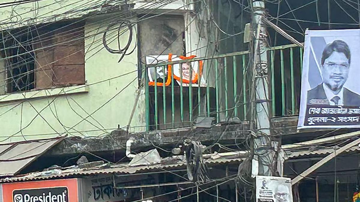 খুলনায় আওয়ামী লীগ কার্যালয়ে পতাকা উত্তোলন, ‘জয় বাংলা’ স্লোগান