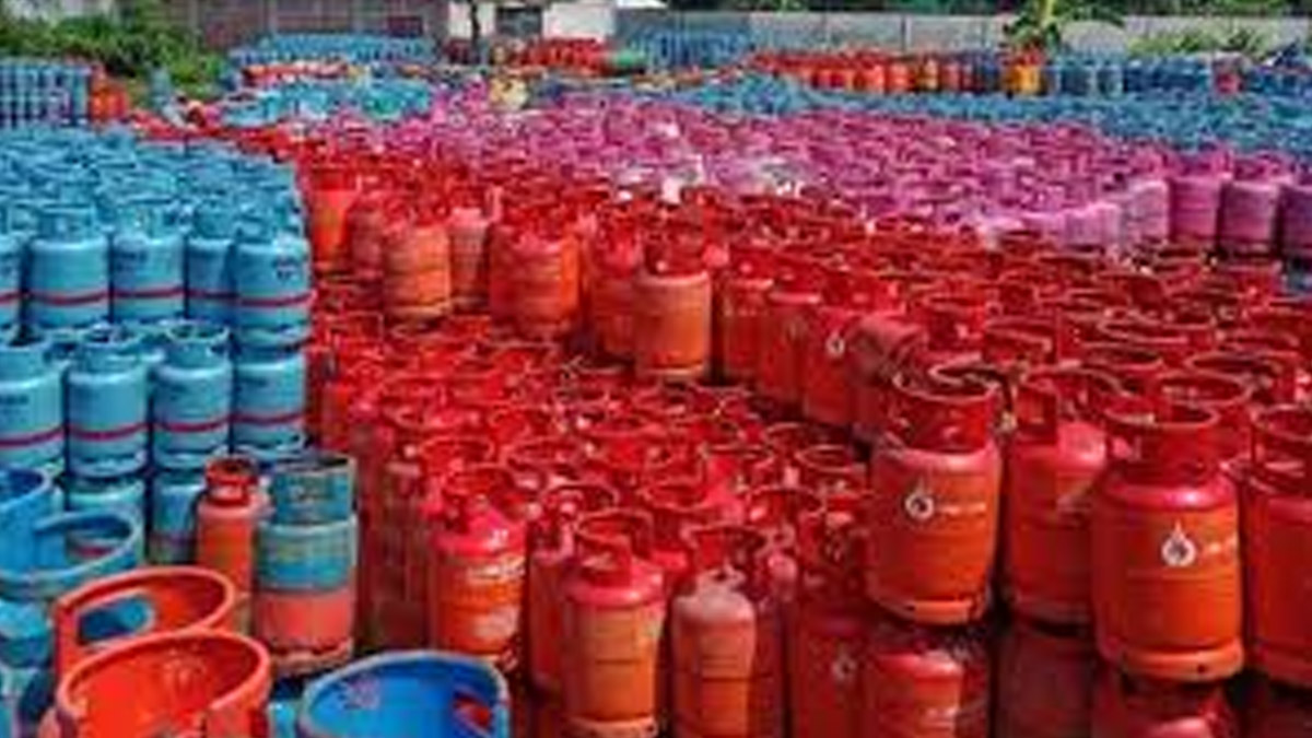 রংপুরে এলপিজি বাজারে অস্থিরতা : সরকারি দাম ১,৭২৮, বিক্রি ২,২০০ টাকায়