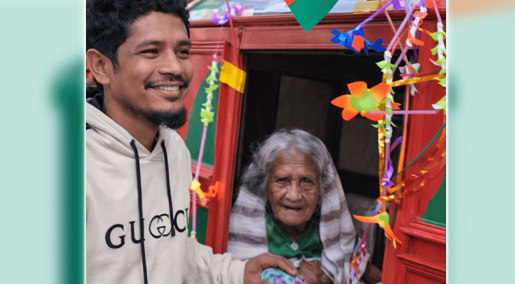 পালকিতে চরে ভোট দিলেন ১০২ বছরের বৃদ্ধা