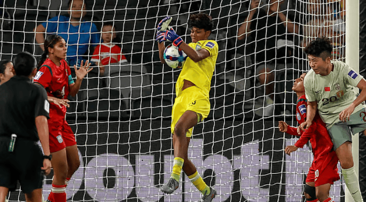 অভিষেকে চীনের বিপক্ষে লড়াকু মিলি, ভয়কে করেছেন জয়