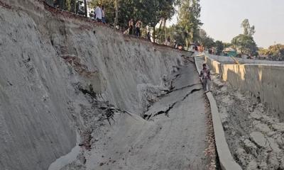 নির্বাচনের জন্য তড়িঘড়ি নির্মাণ, উদ্বোধনের আগেই ধসে পড়ল সড়ক
