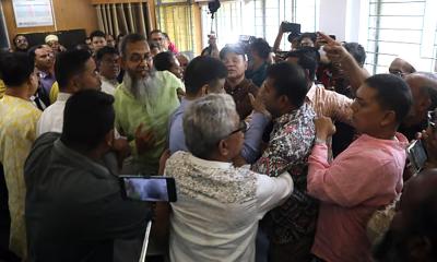 মনোনয়নপত্র দাখিলের সময় সামনে দাঁড়ানো নিয়ে বিএনপি নেতাদের হাতাহাতি