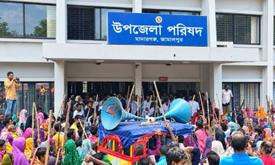 শত কোটি টাকা নিয়ে উধাও সমিতি, লাঠি হাতে উপজেলা পরিষদে বিক্ষুব্ধ গ্রাহক
