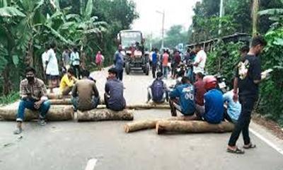 জামালপুরে জ্বালানি তেল না পেয়ে সড়ক অবরোধ