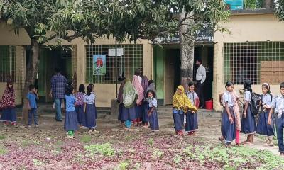 সরকারি বিদ্যালয়ের খেলার মাঠ দখল করে সবজি চাষ