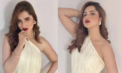 গ্ল্যামারাস লুকে কেয়া পায়েল