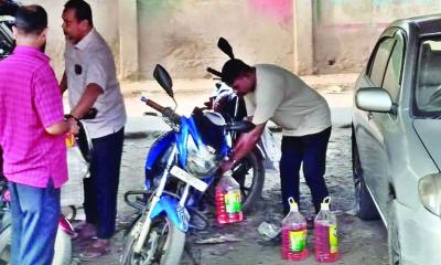 কুমিল্লায় পাম্প থেকে তেল নিচ্ছে কিশোর গ্যাং বিক্রি খোলাবাজারে