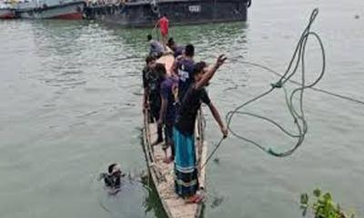দৌলতদিয়া ঘাটে আবারও বাস পড়ল নদীতে, চালক ও তাঁর সহকারীকে উদ্ধার
