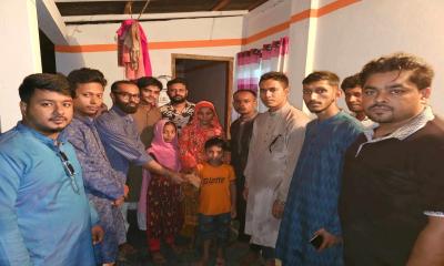 শহীদ আলমের পরিবারকে উপহার প্রদান করলেন ছাত্রদল নেতা কামরুল হাসান সুজন
