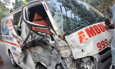 অ্যাম্বুলেন্স-ভ্যানে মুখোমুখি সংঘর্ষে নিহত ৩