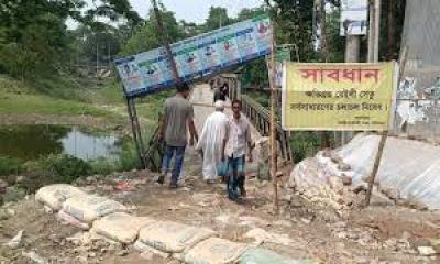 মানিকগঞ্জে হেলে পড়া সেতুটি যেন ‘মৃত্যুফাঁদ’