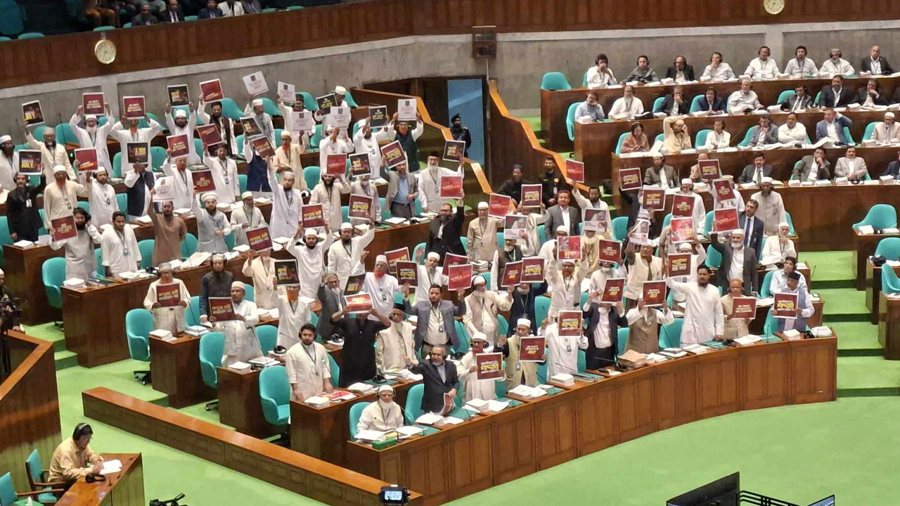 হট্টগোলের মধ্যে রাষ্ট্রপতির ভাষণ, প্ল্যাকার্ড হাতে বিরোধী দলের ওয়াকআউট